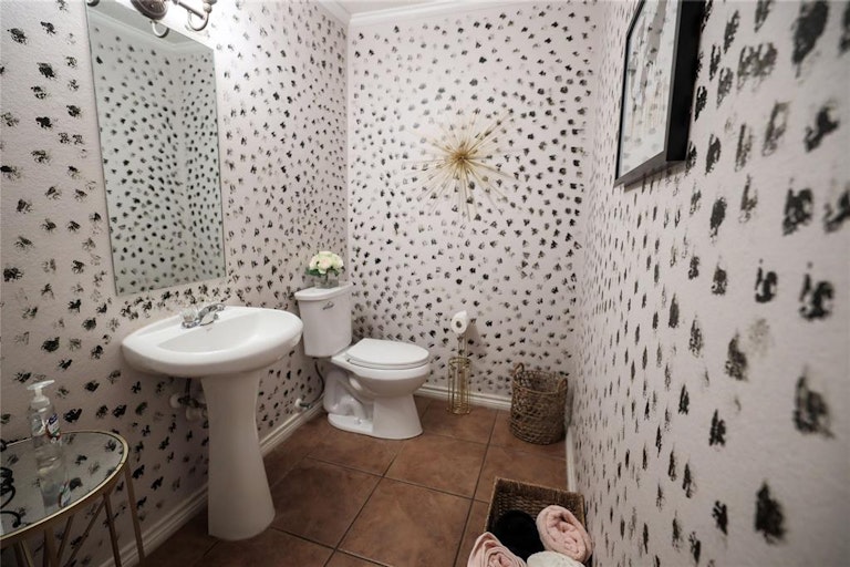 Photo 15 of 34 - 654 Pondview Dr, Cedar Hill, TX 75104