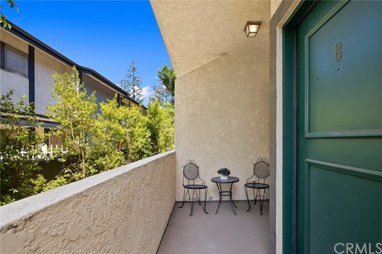 Photo 5 of 29 - 217 S Catalina Ave #8, Pasadena, CA 91106