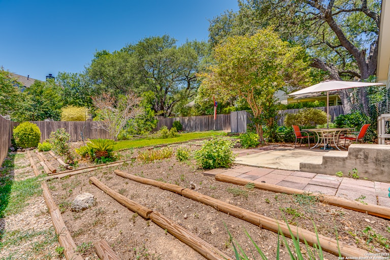 Photo 4 of 32 - 6518 Pecan Acres, San Antonio, TX 78240