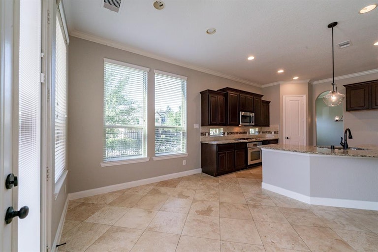 Photo 16 of 43 - 91 Hearthshire Cir, Magnolia, TX 77354
