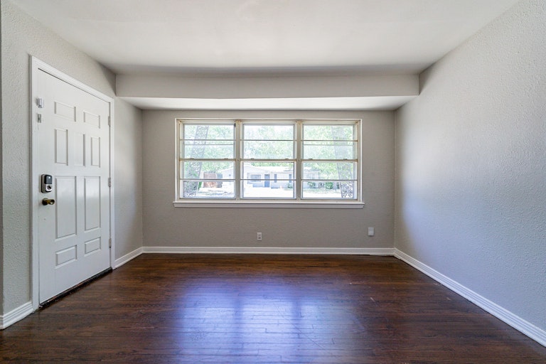 Photo 5 of 25 - 11740 Fernald Ave, Dallas, TX 75218