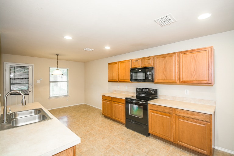 Photo 8 of 30 - 545 Laurel Ln, Fate, TX 75087
