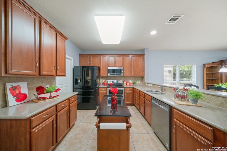 Photo 8 of 32 - 12543 Cascade Hls, San Antonio, TX 78253