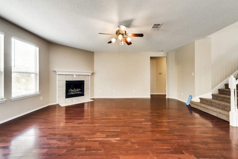 Photo 17 of 35 - 2208 Windcastle Dr, Mansfield, TX 76063