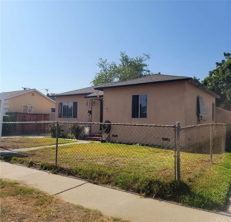 Photo 3 of 12 - 5312 Clark St, Lynwood, CA 90262