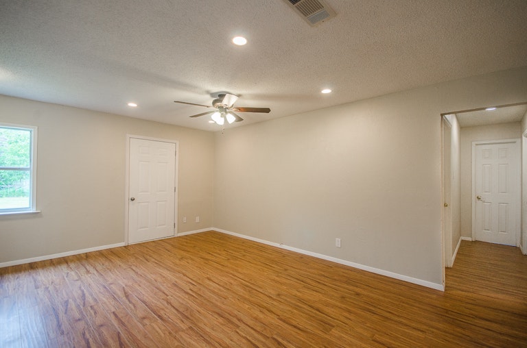 Photo 5 of 24 - 4205 Brambleton Pl, Forest Hill, TX 76119