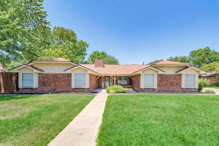 Photo 2 of 40 - 312 Greenbriar Ln, Colleyville, TX 76034