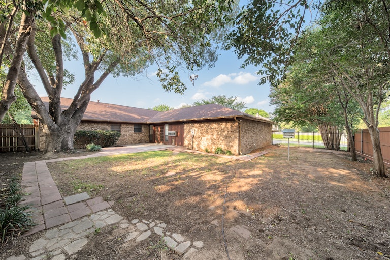 Photo 27 of 30 - 7200 Lake Tahoe Dr, Arlington, TX 76016
