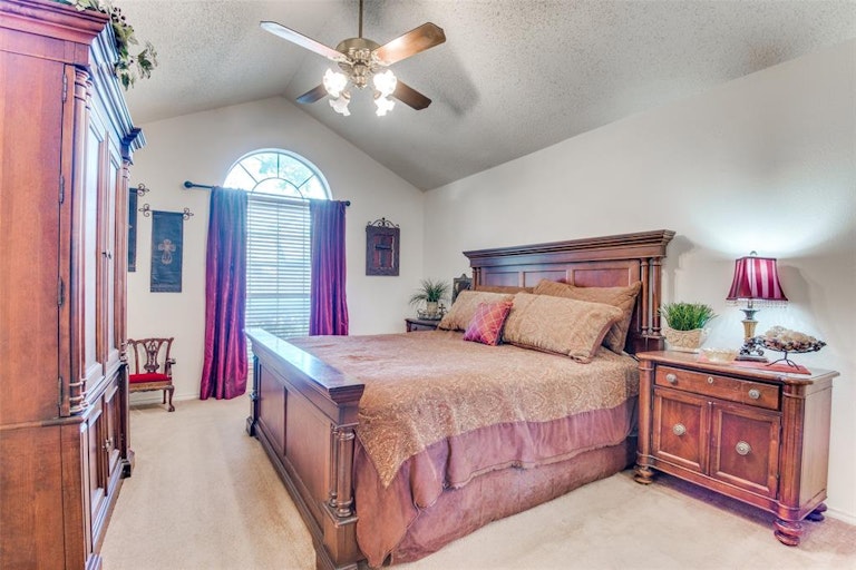 Photo 14 of 25 - 108 Pear Tree Pl, Denton, TX 76207