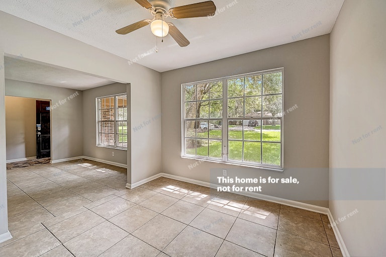 Photo 26 of 38 - 6382 Johnnie Cir W, Jacksonville, FL 32244