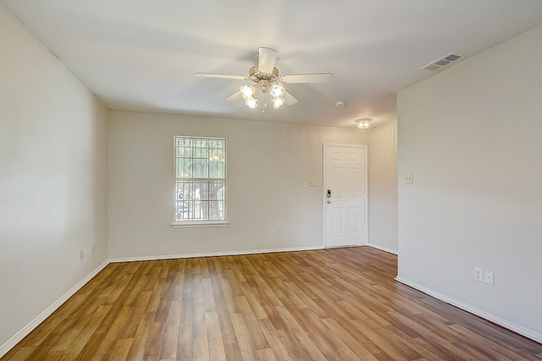 Photo 10 of 22 - 6814 Barrett Dr, Dallas, TX 75217