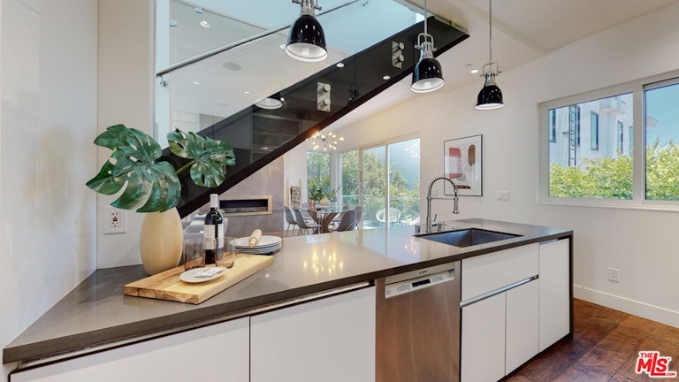 Photo 11 of 29 - 722 Lucile Ave, Los Angeles, CA 90026