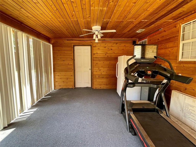 Photo 22 of 26 - 131 N Roe St, Fort Worth, TX 76108