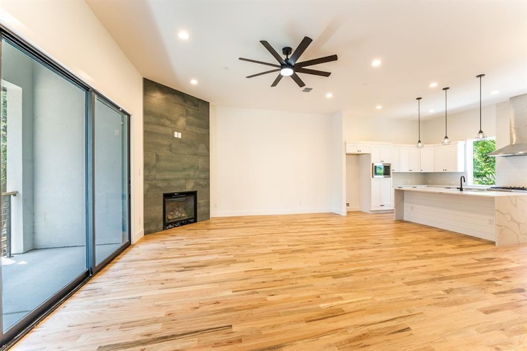Photo 13 of 40 - 352 Foch St, Fort Worth, TX 76107