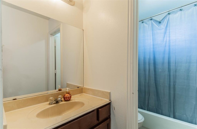 Photo 15 of 22 - 1953 Timber Oaks Dr, Garland, TX 75040