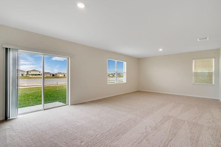 Photo 7 of 19 - 2585 Shamrock St, Tavares, FL 32778