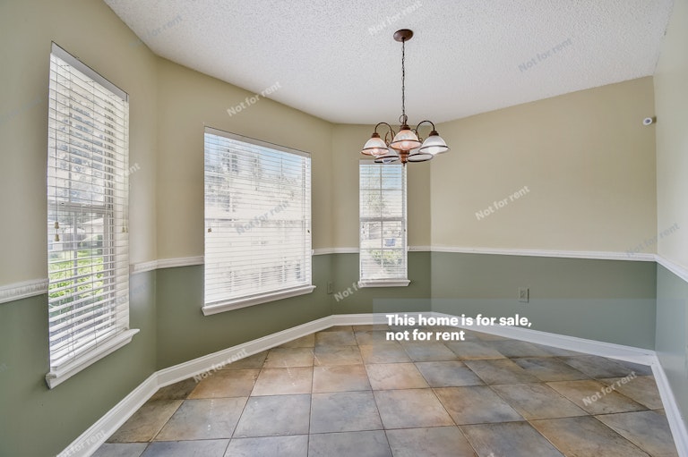 Photo 4 of 30 - 574 Chancellor Dr W, Jacksonville, FL 32225