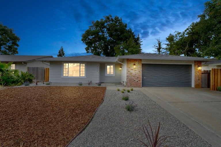 Photo 1 of 16 - 350 Valleywood Dr, Woodland, CA 95695