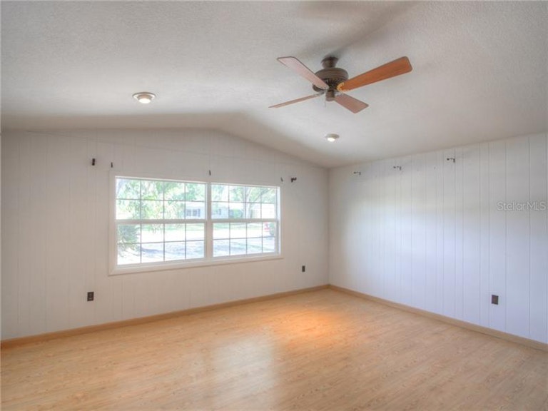 Photo 9 of 23 - 111 Volusia Dr, Winter Haven, FL 33884