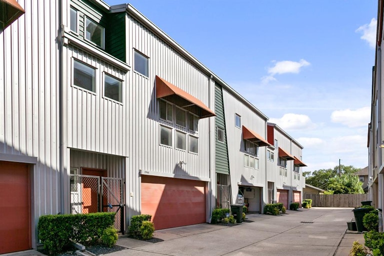 Photo 2 of 43 - 2966 Commerce St, Houston, TX 77003