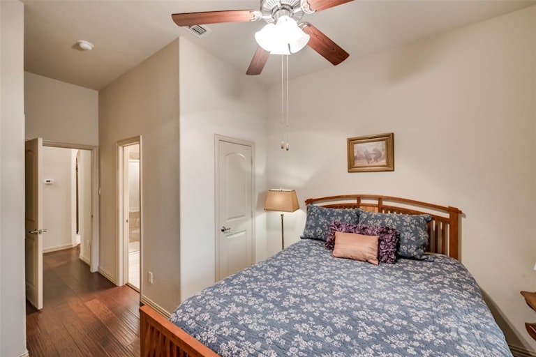 Photo 20 of 38 - 2222 Fallbrooke Dr, Grand Prairie, TX 75050