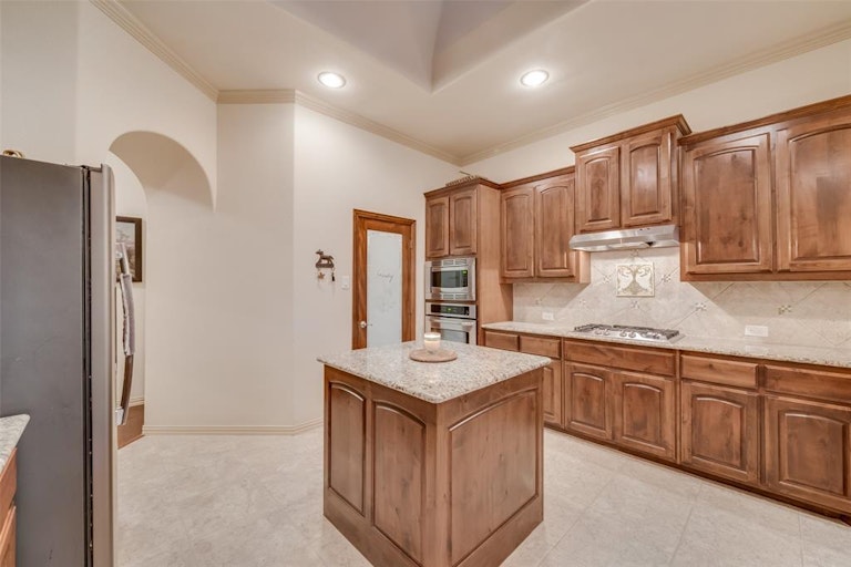 Photo 8 of 38 - 2222 Fallbrooke Dr, Grand Prairie, TX 75050