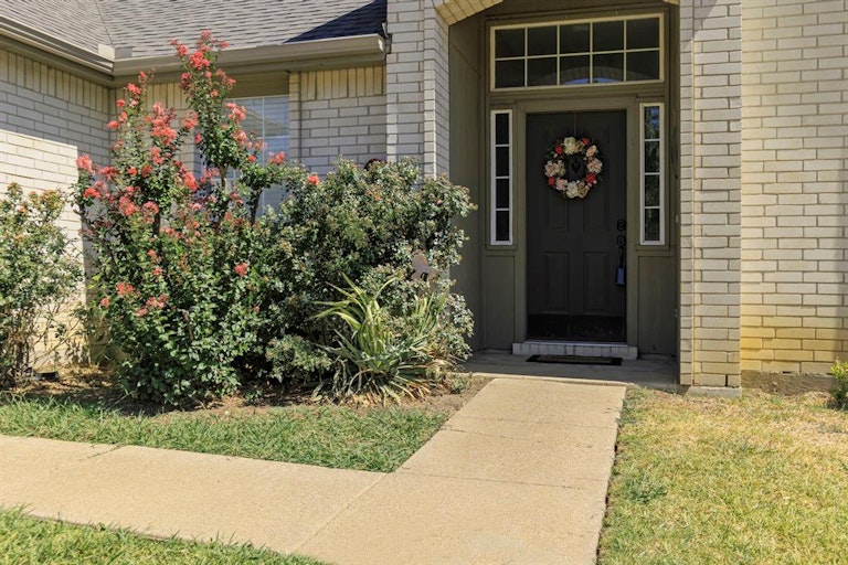 Photo 3 of 26 - 915 Felicia Ln, Arlington, TX 76017
