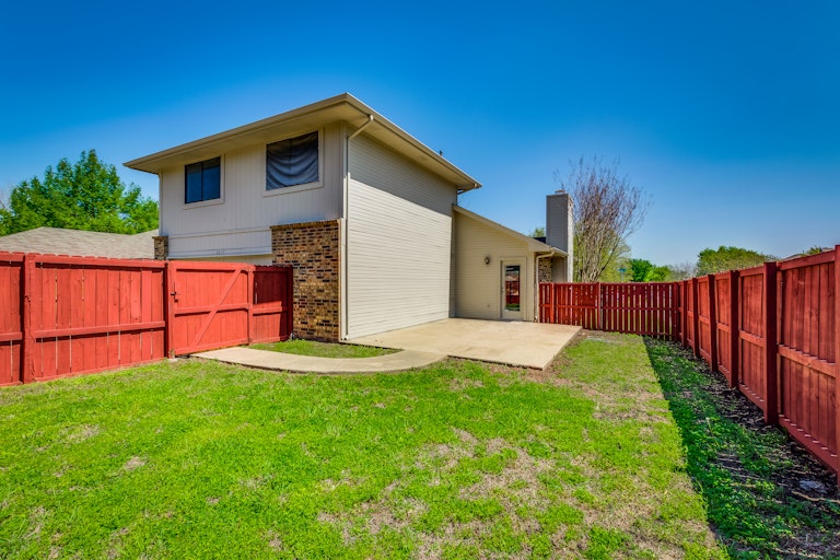Photo 6 of 28 - 3917 Lois Cir, Rowlett, TX 75088