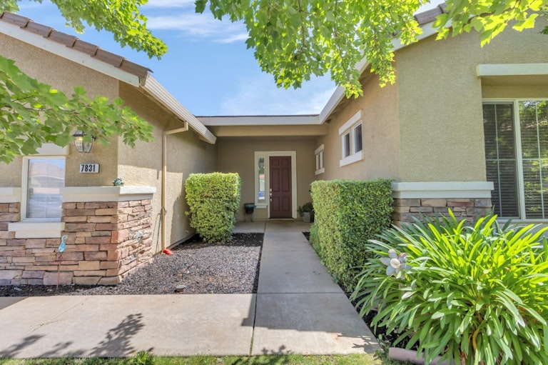 Photo 4 of 55 - 7831 Lahontan Ct, Sacramento, CA 95829