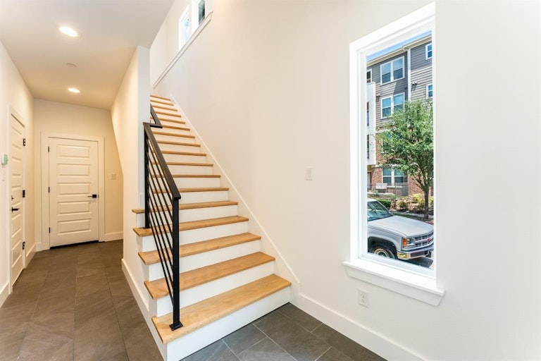 Photo 4 of 40 - 352 Foch St, Fort Worth, TX 76107