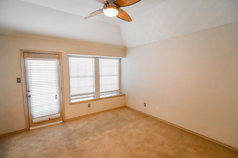 Photo 19 of 36 - 3954 Fernando Dr, Euless, TX 76040