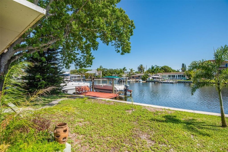 Photo 5 of 42 - 372 Westwinds Dr, Palm Harbor, FL 34683