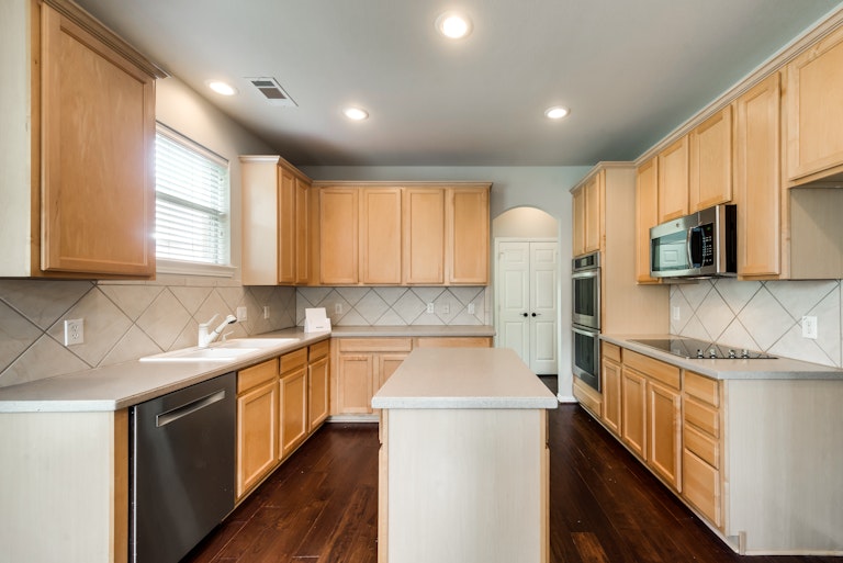 Photo 10 of 32 - 530 Lauren Ct, Keller, TX 76248