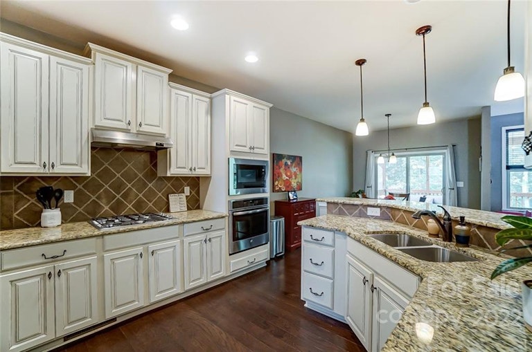 Photo 8 of 42 - 1212 Kingsford Ct, Matthews, NC 28104