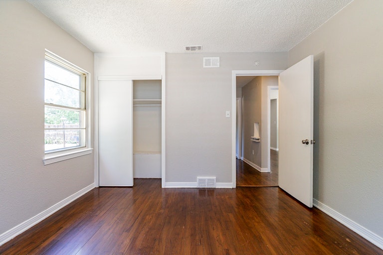 Photo 21 of 25 - 11740 Fernald Ave, Dallas, TX 75218