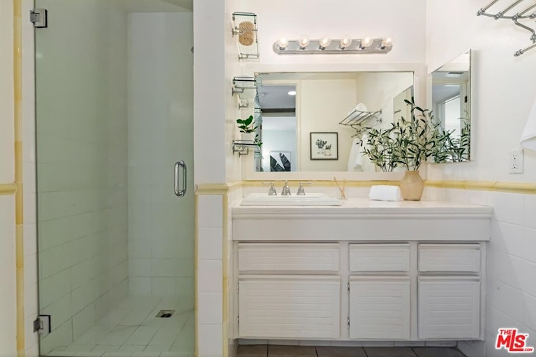 Photo 23 of 25 - 10960 Wellworth Ave #102, Los Angeles, CA 90024