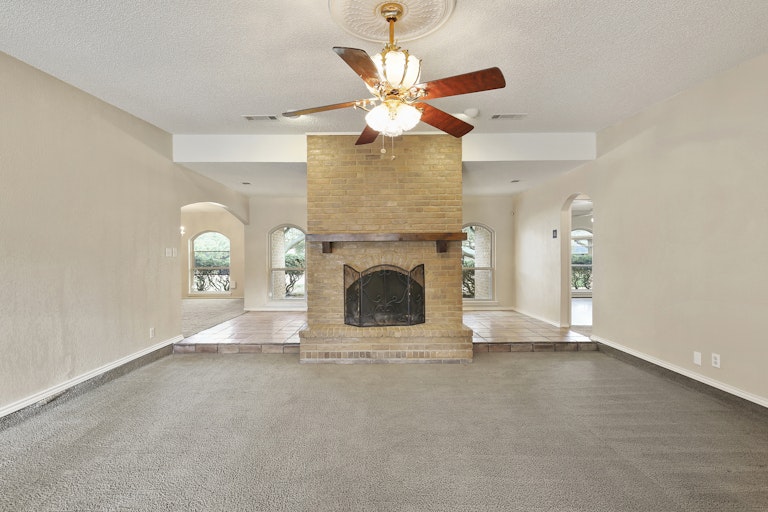 Photo 4 of 25 - 4651 Blue Sage Ct, Fort Worth, TX 76132