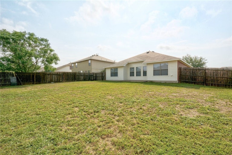 Photo 21 of 40 - 495 Sandstone Trl, Buda, TX 78610