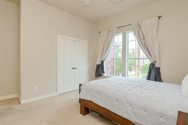 Photo 34 of 45 - 2606 Cottage Creek Ct, Pearland, TX 77584