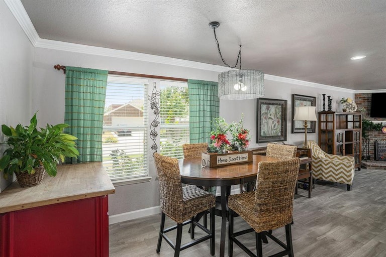 Photo 6 of 34 - 5901 Westgate Dr, Fort Worth, TX 76179
