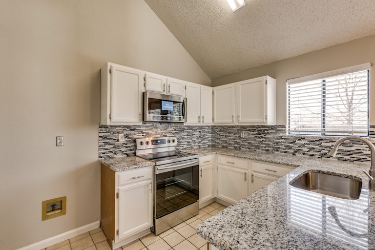 Photo 11 of 24 - 920 S Old Orchard Ln, Lewisville, TX 75067
