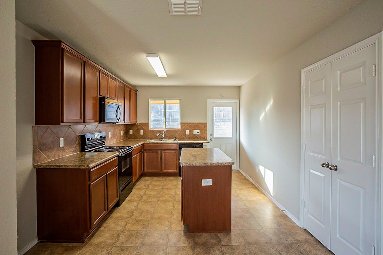Photo 4 of 17 - 10911 Bosal Trl, San Antonio, TX 78245