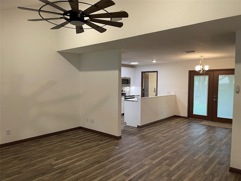 Photo 5 of 40 - 208 Guinevere Dr, Weatherford, TX 76086