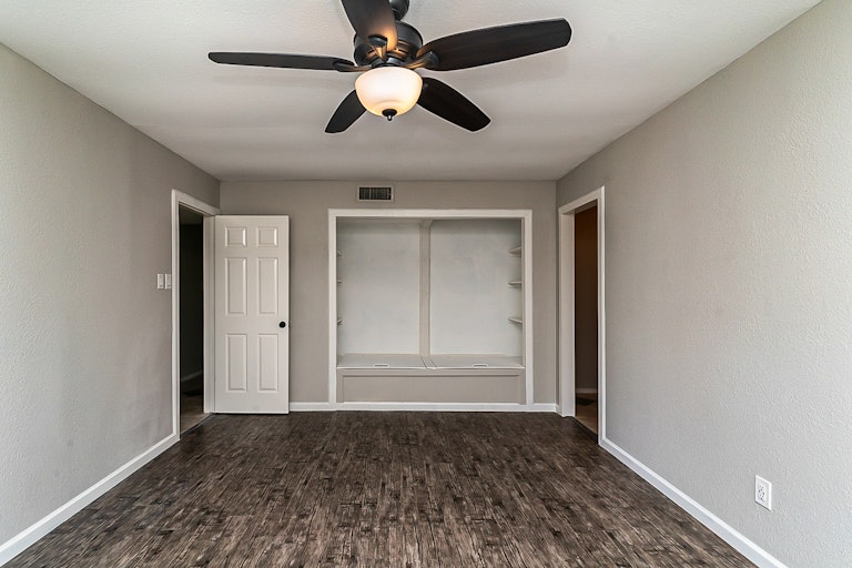 Photo 16 of 23 - 638 Michael Dr, Grand Prairie, TX 75052