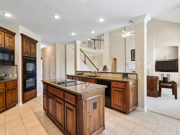Photo 13 of 40 - 6916 Canyon Springs Rd, Fort Worth, TX 76132