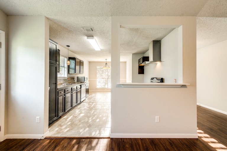 Photo 2 of 28 - 2039 Angelica Way, Dallas, TX 75217