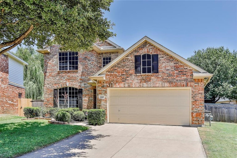 Photo 3 of 32 - 3949 Diamond Ridge Dr, Fort Worth, TX 76244
