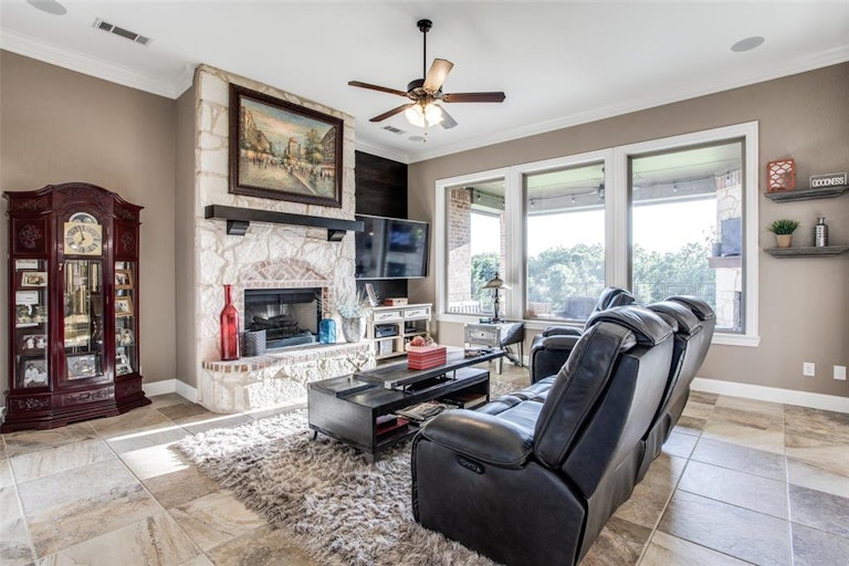 Photo 7 of 40 - 180 Denali Way, Waxahachie, TX 75167