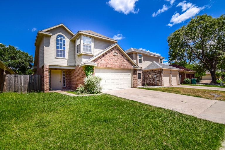Photo 6 of 31 - 1337 Mimosa Ln, Lewisville, TX 75077