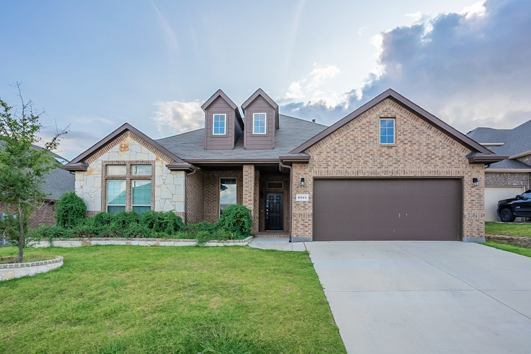 Photo 1 of 25 - 8945 Jewel Flower Dr, Fort Worth, TX 76131